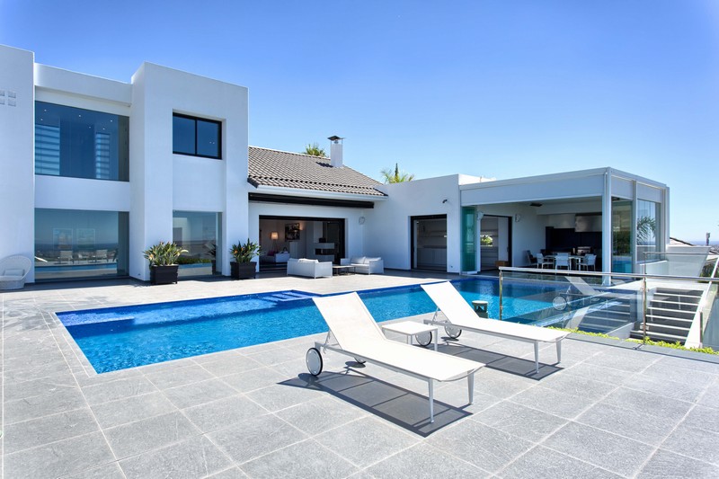 Moderne villa in Los Flamingos tussen Estepona en Marbella